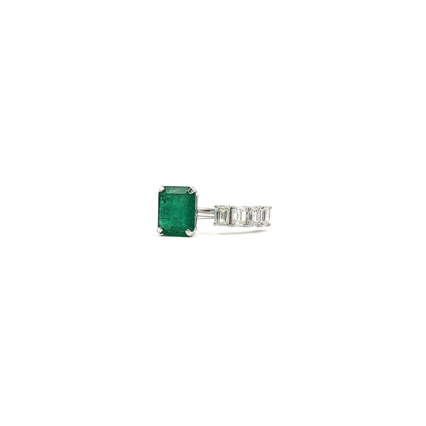 Emerald & Round-Diamond Ring